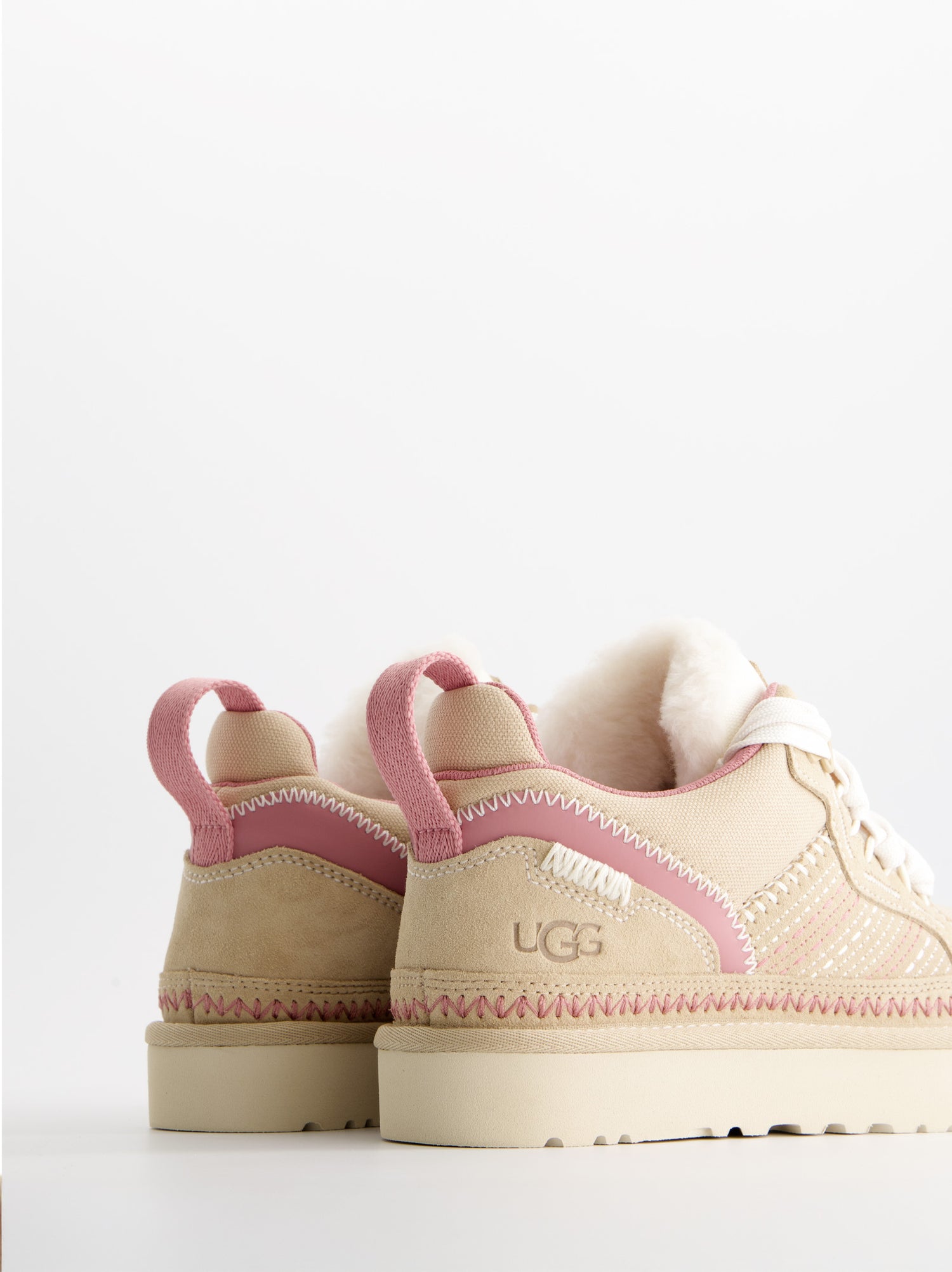 Zapatillas abotinadas de ante con bordado y cordones anchos - UGG Lowmel Meadow