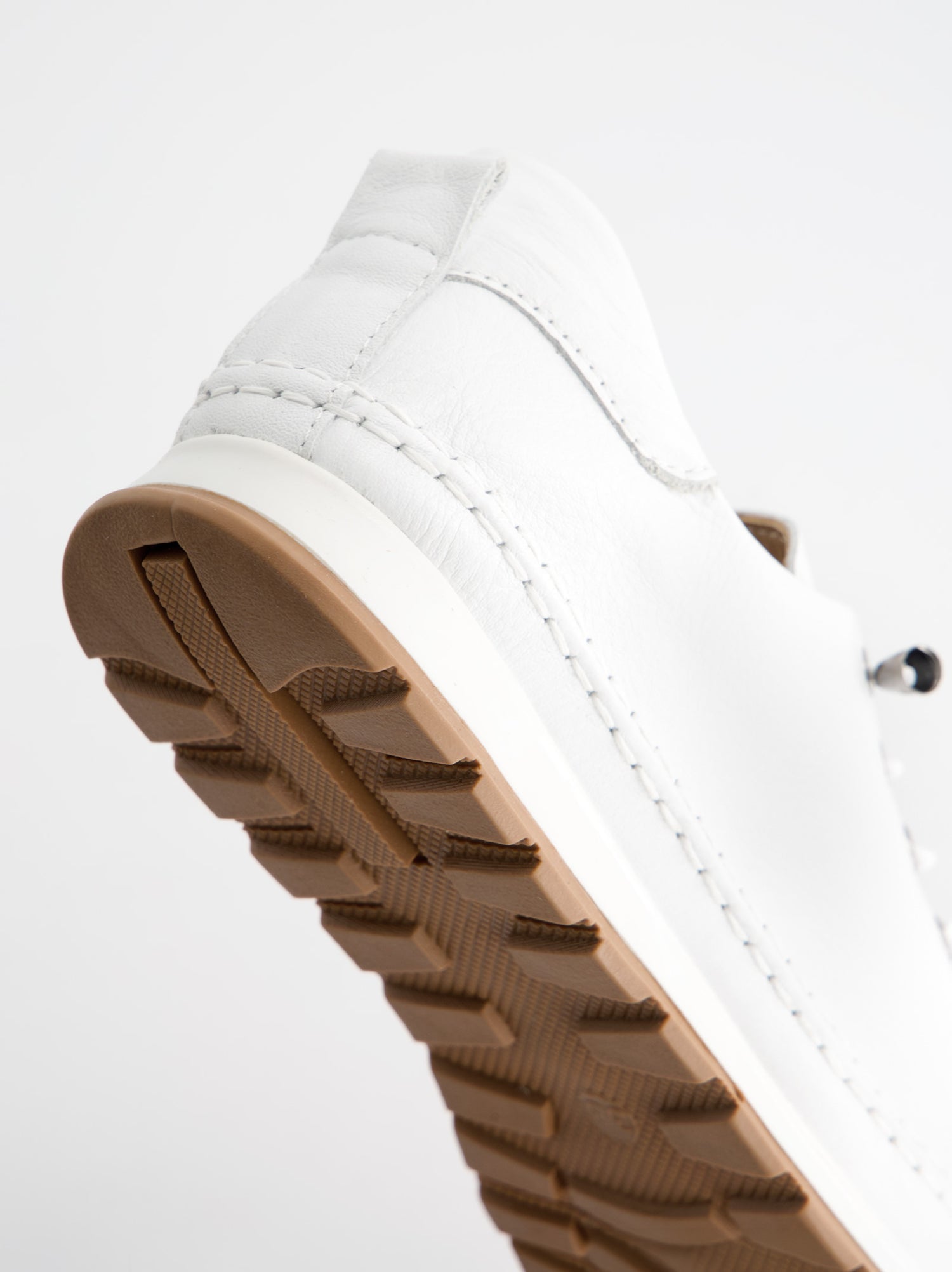 Zapatillas blancas en piel con cordones elásticos  032 001