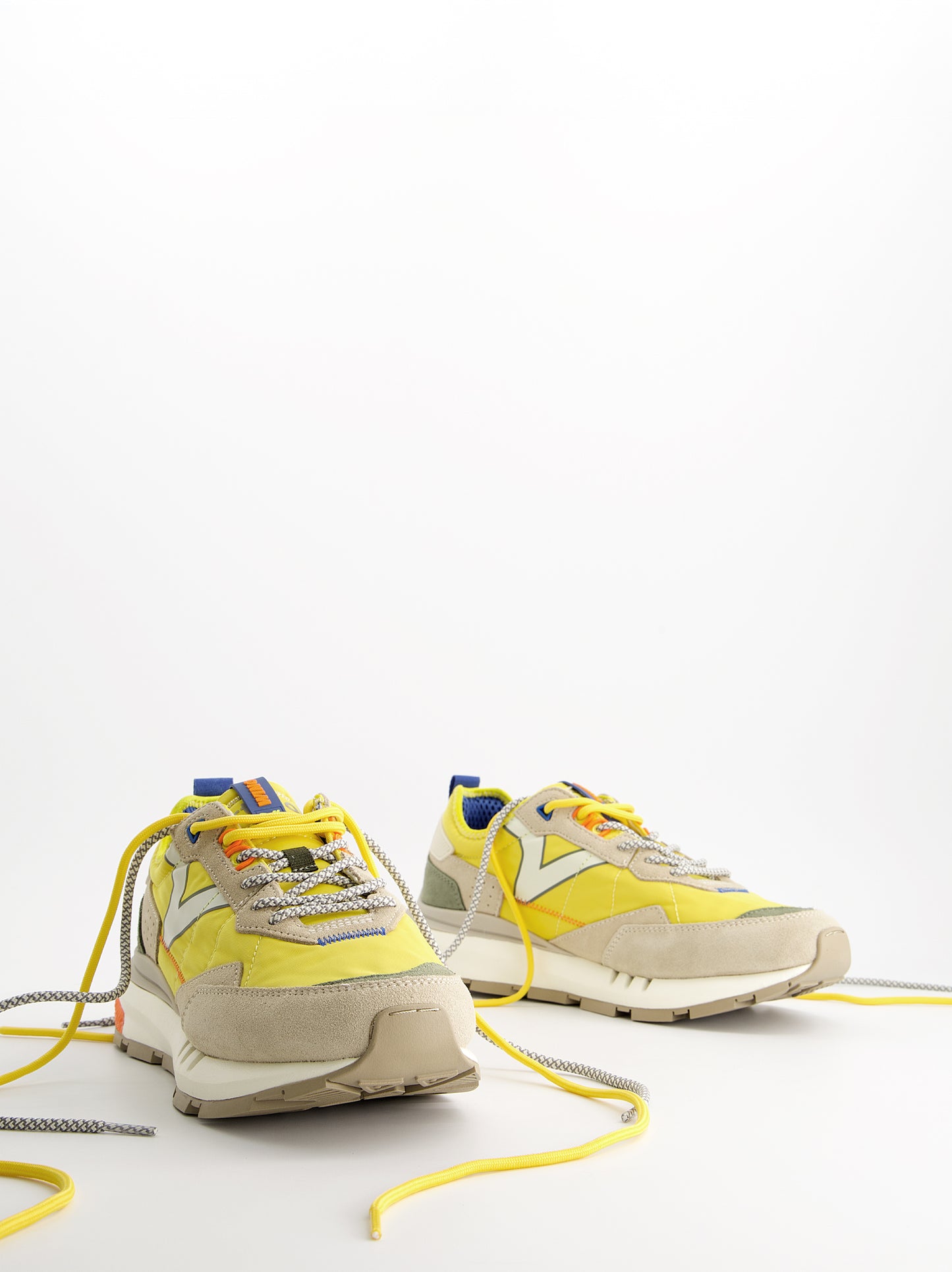 Zapatillas running retro detalles en ante - Victoria Wing Evo