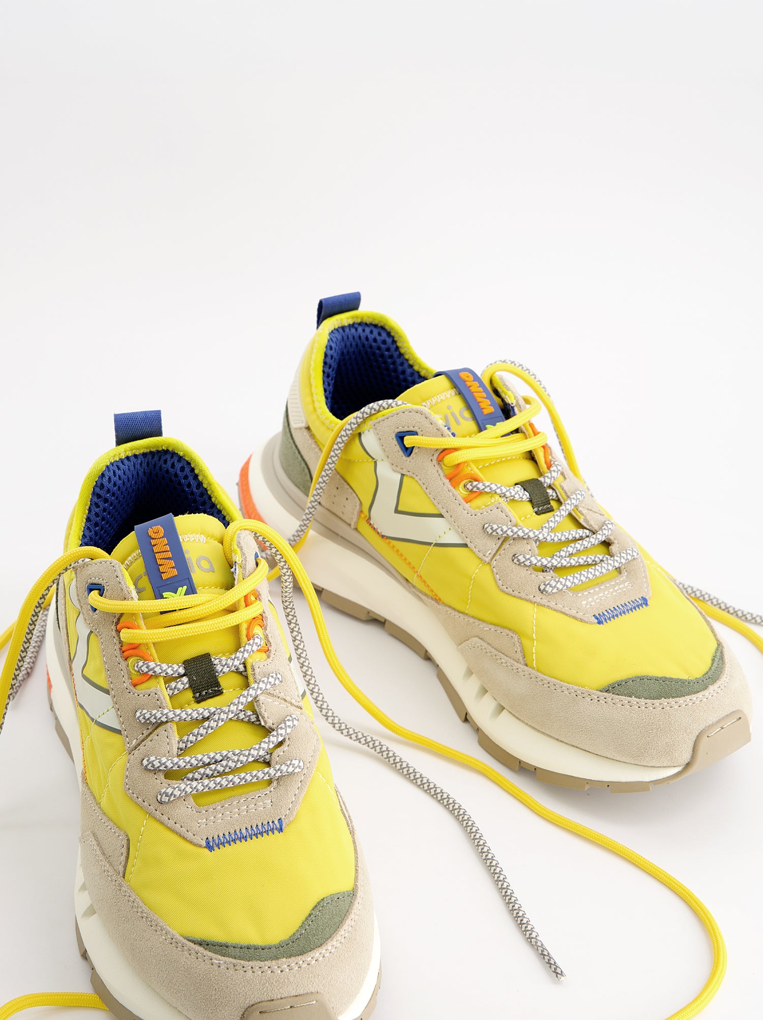 Zapatillas running retro detalles en ante - Victoria Wing Evo
