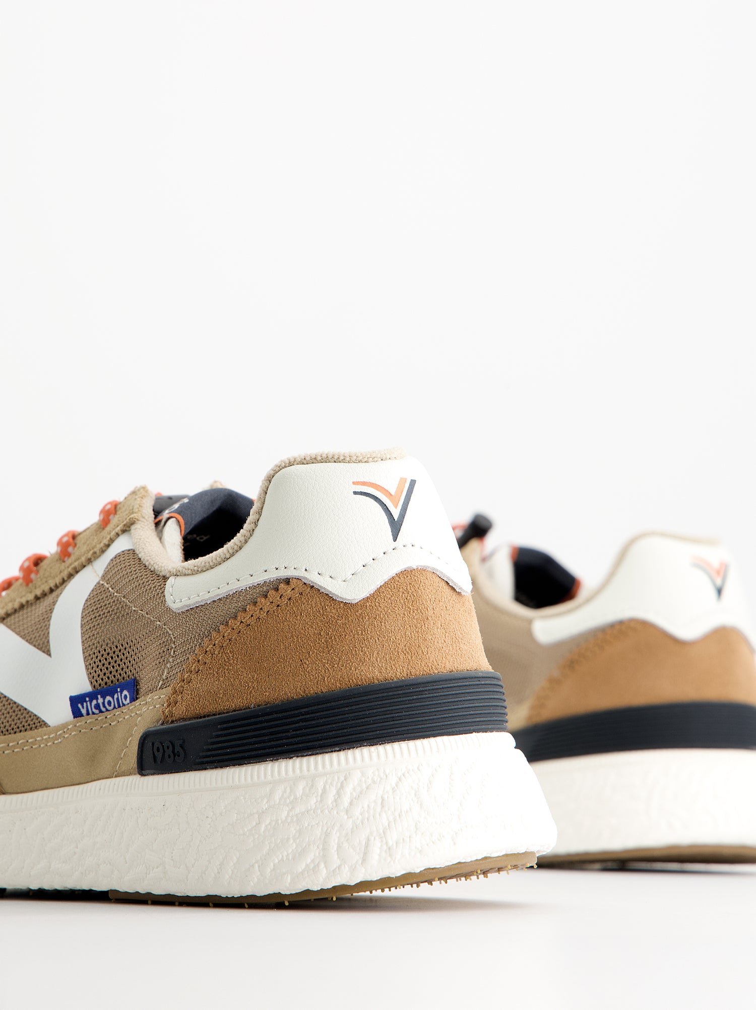 Zapatillas running retro detalles en ante - Victoria Wing Evo