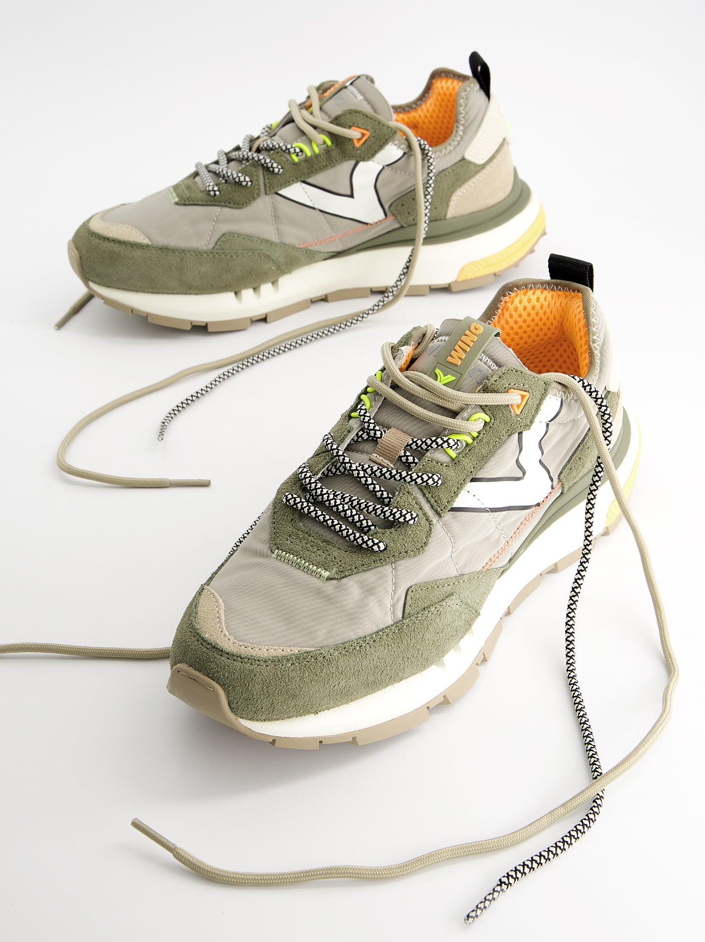 Zapatillas running retro detalles en ante - Victoria Wing Evo