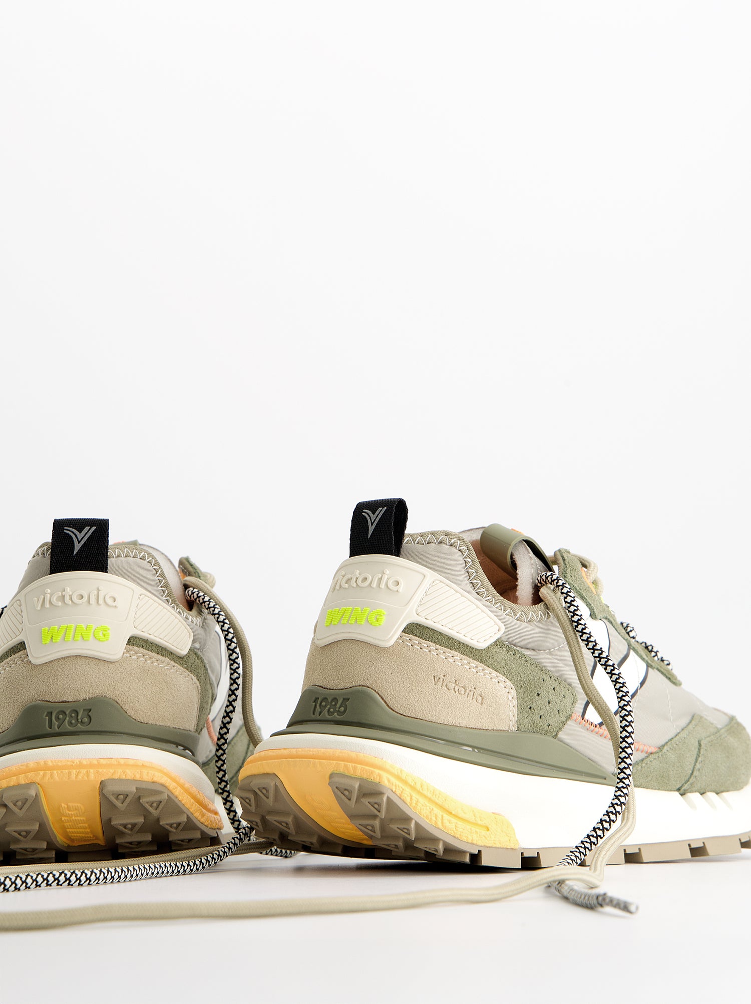 Zapatillas running retro detalles en ante - Victoria Wing Evo