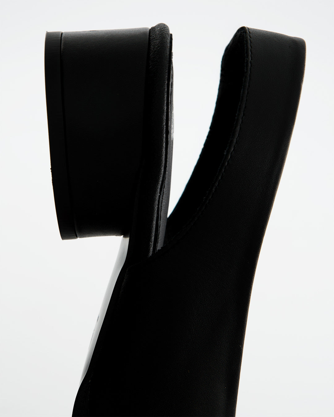 Zapato de tacón bajo negro - Eugi