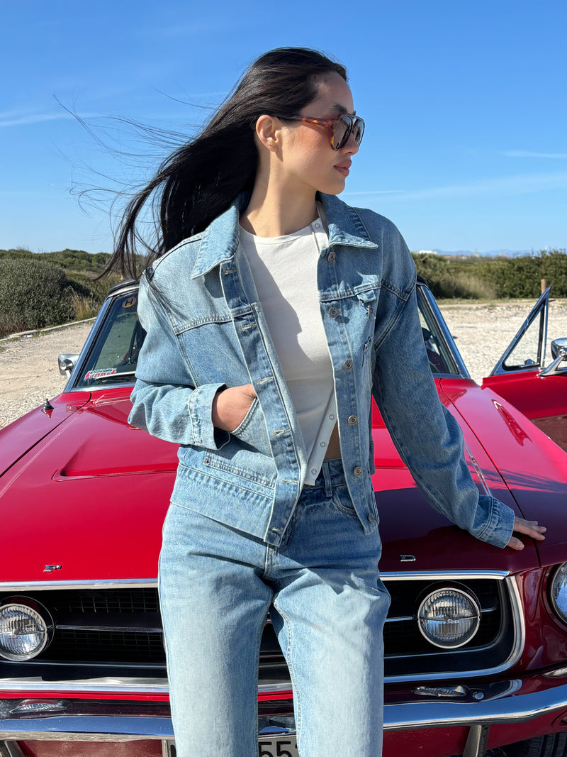 Chaqueta vaquera corta con bolsillos frontales - Zuri